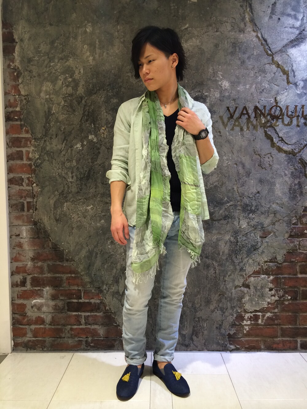「ストール、グリーン、Vネック、VANQUISH、スリッポン、G-SHOCK、リネンシャツ」｜「VANQUISHのワイドリブハーフスリーブVネックTシャツ（Tシャツ/カットソー、ブルー系）」を使った、高村 拓弥さん（メンズ・170cm）の春コーディネートの1枚目の写真