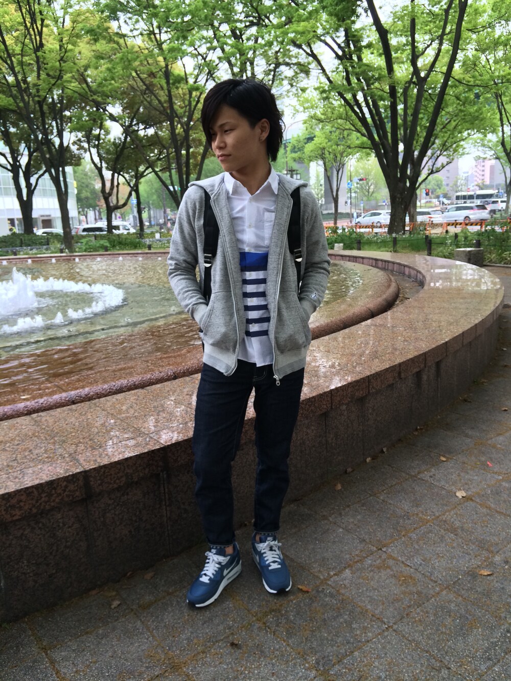 「スニーカー、ボーダー、バックパック、ブルー、パーカー、VANQUISH、スポーツミックス、NIKE AIR MAX、Ryo Ishikawa」｜「VANQUISHのパネルボーダーカラーシャツ（シャツ/ブラウス、ホワイト系）」を使った、高村 拓弥さん（メンズ・170cm）の春コーディネートの1枚目の写真