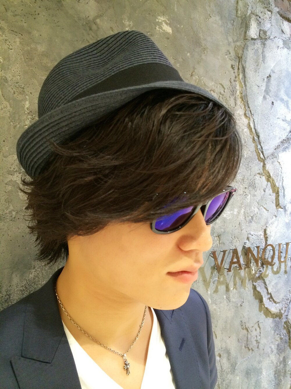 「ブルー、ネイビー、サングラス、VANQUISH、ハット」｜「VANQUISHのMIRROR LENS サングラス[VAC645]（財布/小物、ブルー系）」を使った、高村 拓弥さん（メンズ・170cm）の春コーディネートの1枚目の写真