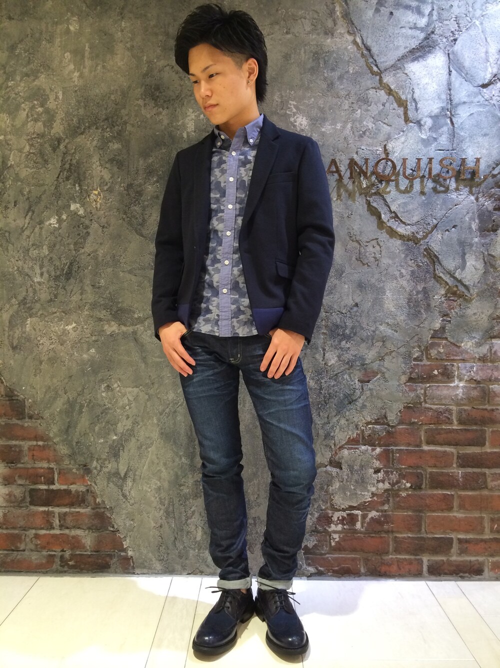 「VANQUISH、ジャケット、バイカラー、カモフラ、CHEANEY、CHEANEY×VANQUISH」｜「VANQUISHのポンチバイカラーショートテーラードジャケット[VJJ2156]（ジャケット/アウター、ブルー系）」を使った、高村 拓弥さん（メンズ・170cm）の秋コーディネートの1枚目の写真