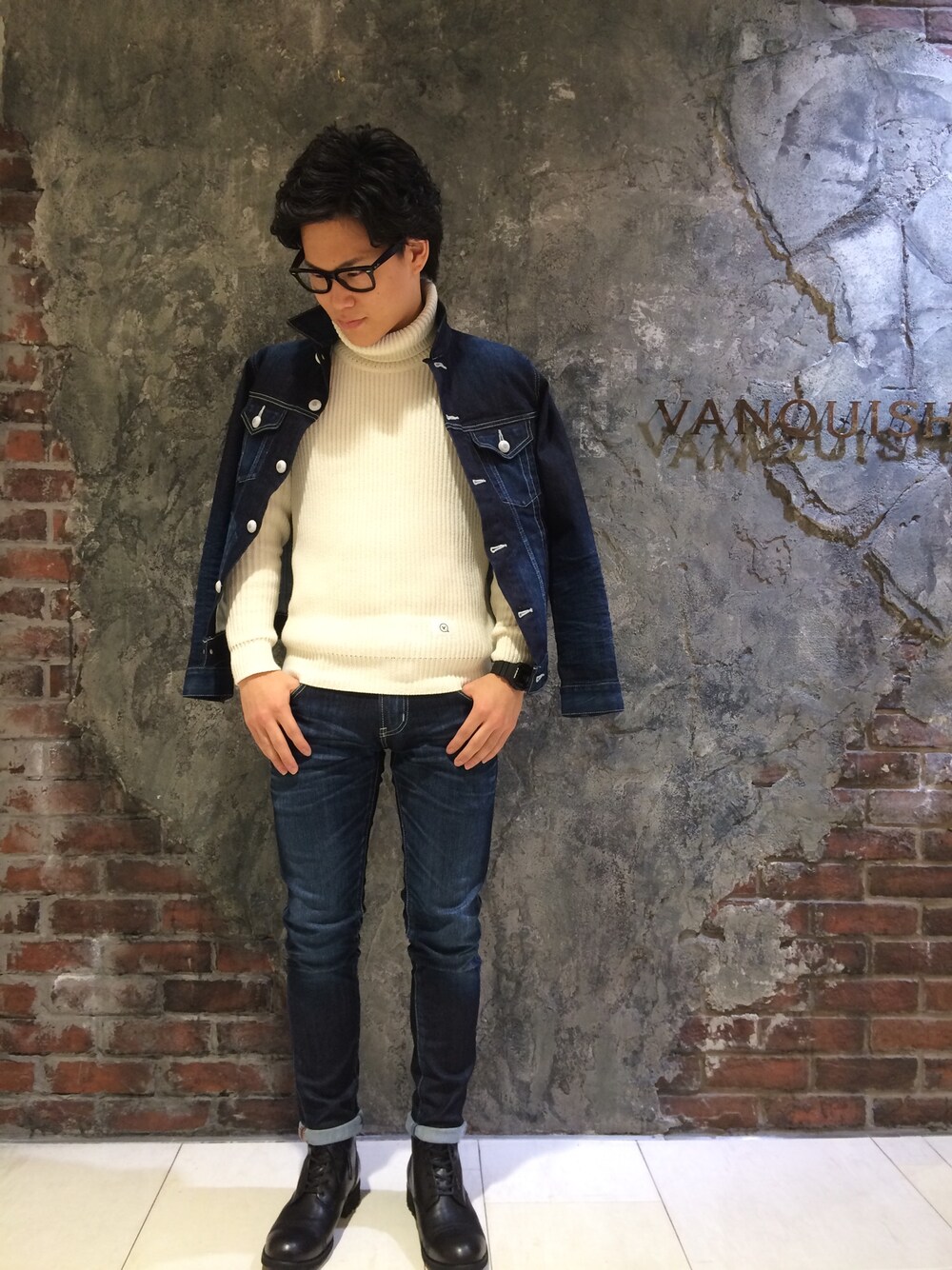 「VANQUISH、デニム、denim、ブルー、デニムオンデニム、タートルネック、タートルネックニット、ホワイトニット」｜「VANQUISHのヴィンテージサーモライトトラッカージャケット[VJJ4036]（ジャケット/アウター、ブルー系）」を使った、高村 拓弥さん（メンズ・170cm）の秋コーディネートの1枚目の写真