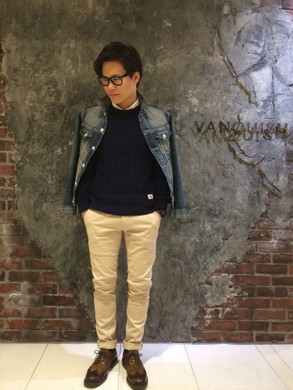 「VANQUISH、革靴、Gジャン、デニムジャケット、デニム、春、ニット、カモフラ、CHEANEY、CHEANEY×VANQUISH」｜「VANQUISHのｳﾞｨﾝﾃｰｼﾞｼﾞｰｼﾞｬﾝ（デニムジャケット、ブルー系）」を使った、高村 拓弥さん（メンズ・170cm）の冬コーディネートの1枚目の写真