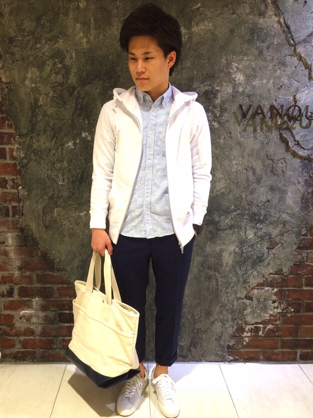 「VANQUISH、PRO-keds、ホワイト、ブルー、カモフラ、ストライプ、スラックス、パーカー、スニーカー」｜「VANQUISHのハイネックジップパーカー[VGC942]（トップス、ホワイト系）」を使った、高村 拓弥さん（メンズ・170cm）の夏コーディネートの1枚目の写真