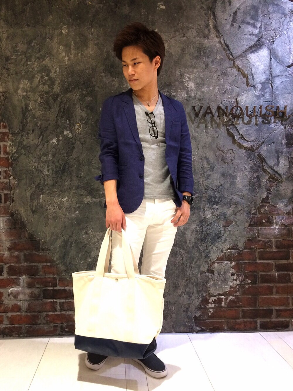 「VANQUISH、ホワイト、ホワイトデニム、白パンツ、ネイビー、ジャケット、リネン、めがね」｜「VANQUISHのリネン一枚仕立ワッシャージャケット[VJJ2182]（ジャケット/アウター、ブルー系）」を使った、高村 拓弥さん（メンズ・170cm）の夏コーディネートの1枚目の写真