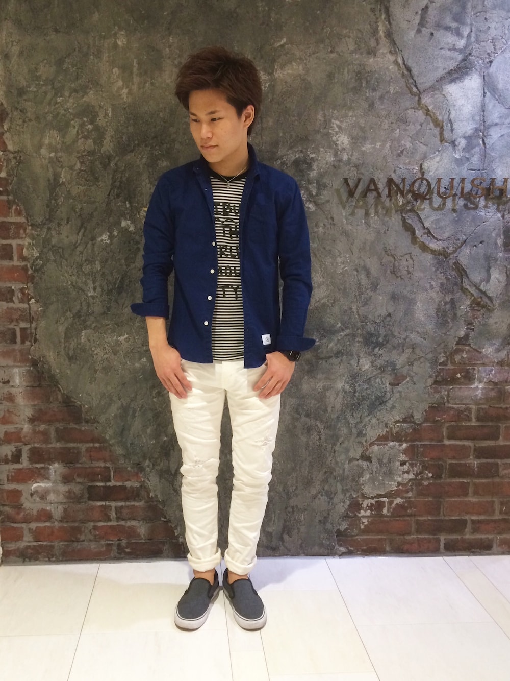 「VANQUISH、ホワイト、ホワイトパンツ、ホワイトデニム、ダメージデニムパンツ、ネイビー、ボーダー」｜「VANQUISHの綿麻インディゴレギュラーシャツ（シャツ/ブラウス、ブルー系）」を使った、高村 拓弥さん（メンズ・170cm）の夏コーディネートの1枚目の写真