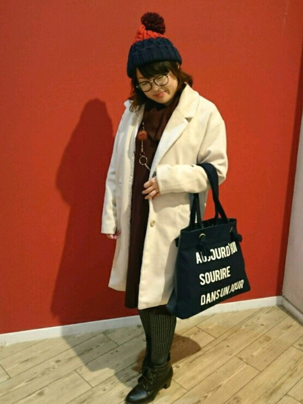 「オトナカジュアル、オトナ女子、タートルネック、ニットワンピース、チェスターコート、ベージュ、ニット帽、ファー小物、ダテメガネ、柄タイツ」｜「SHOO・LA・RUEのフェイクウールチェスターコート（チェスターコート、ベージュ系）」を使った、Miikoさん（レディース・149cm）の冬コーディネートの1枚目の写真