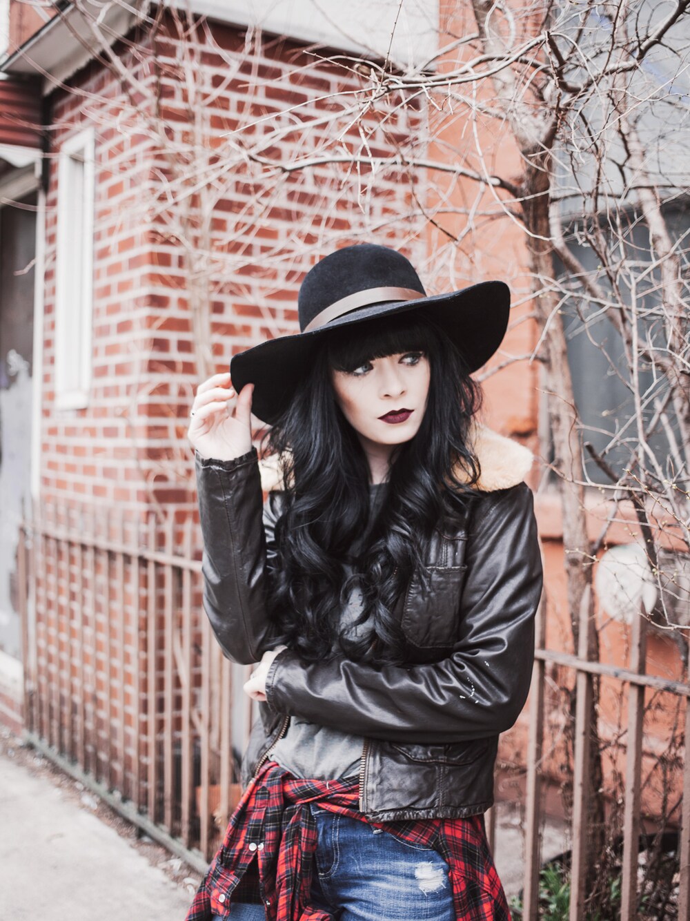ブラック系のハットを着用したレディースの春コーディネートの1枚目の写真