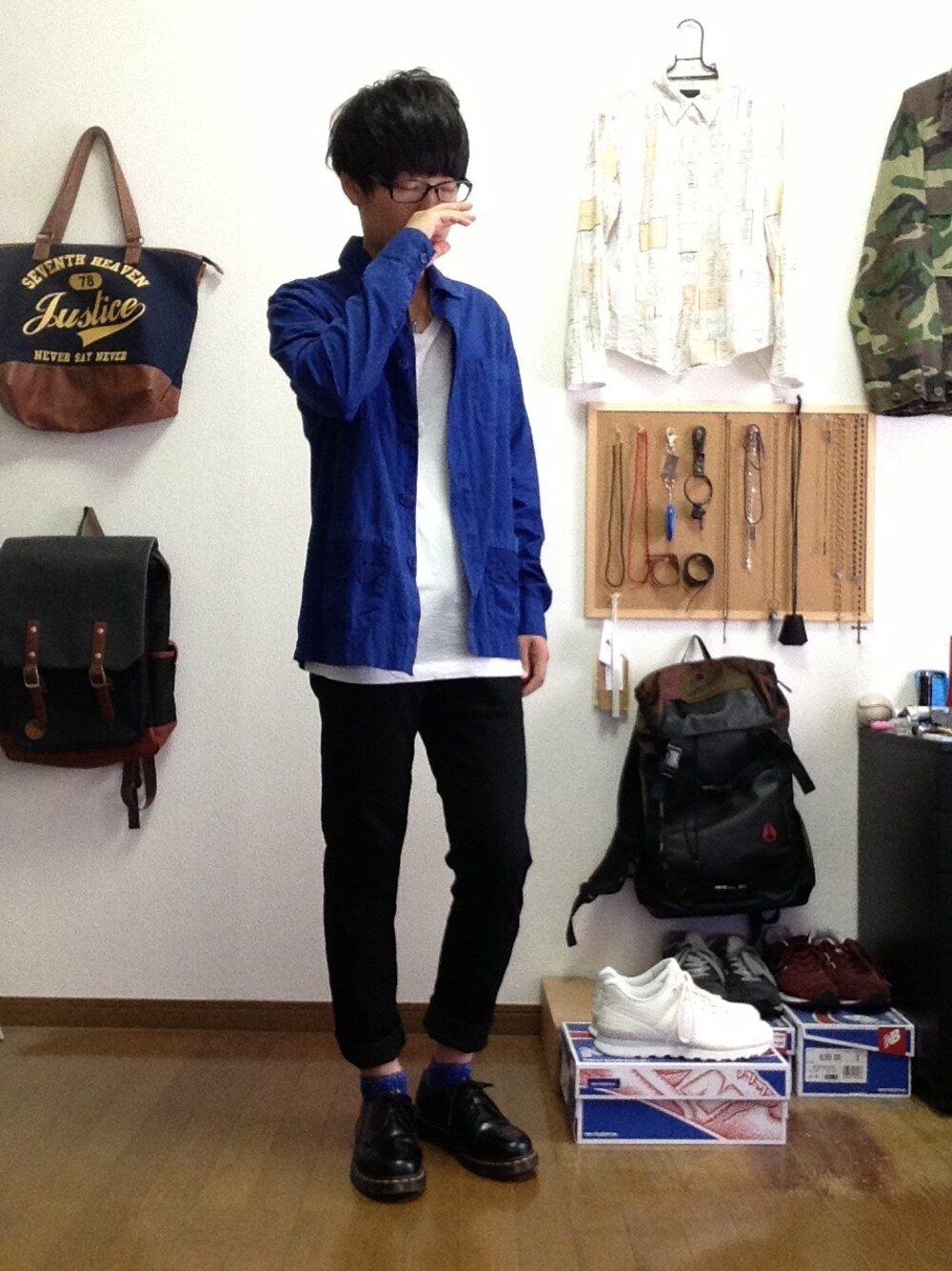 「低身長、草食系男子、部屋撮り、革靴、ロールアップ、ネックレス、無地T」｜「Dr. Martensのレザーシューズ（その他シューズ、ブラック系）」を使った、おっくんさん（メンズ・164cm）の秋コーディネートの1枚目の写真
