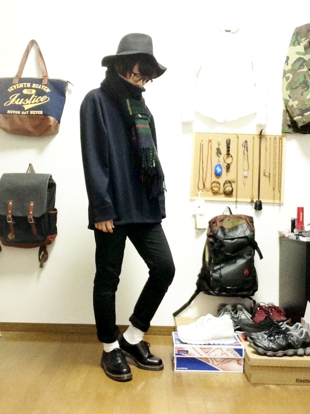 「柄マフラー、バレンタインデートスタイル、革靴、ビッグシルエット、ゆったりコーデ、低身長、草食系男子、部屋撮り、【CANDY＋】、スウェット」｜「HAREのワイドブリムハット（ハット、ブラック系）」を使った、おっくんさん（メンズ・164cm）の冬コーディネートの1枚目の写真