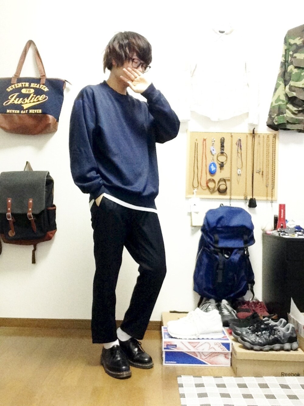 「無地スウェット、古着MIX、革靴、黒縁メガネ、イージーパンツ、【CANDY＋】、低身長、草食系男子、部屋撮り、ネイビー」｜「不明のusedネイビースウェット（スウェット、ブルー系）」を使った、おっくんさん（メンズ・164cm）の春コーディネートの1枚目の写真