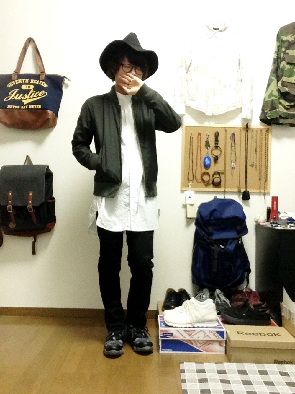 「白シャツ、MA-1、スキニーパンツ、黒縁メガネ、スニーカー、ハット、【CANDY＋】、低身長、草食系男子、部屋撮り」｜「HAREのMA-1（その他アウター、グリーン系）」を使った、おっくんさん（メンズ・164cm）の春コーディネートの1枚目の写真