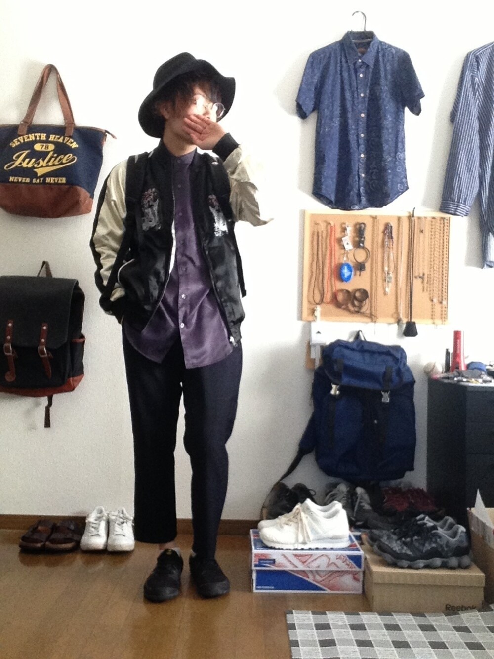 「柄シャツ、モード、丸メガネ、ハット、低身長、草食系男子、部屋撮り、スカジャン、リュック、自転車スタイル」｜「不明のusedリバーシブルスカジャン（その他アウター、ブラック系）」を使った、おっくんさん（メンズ・164cm）の春コーディネートの1枚目の写真