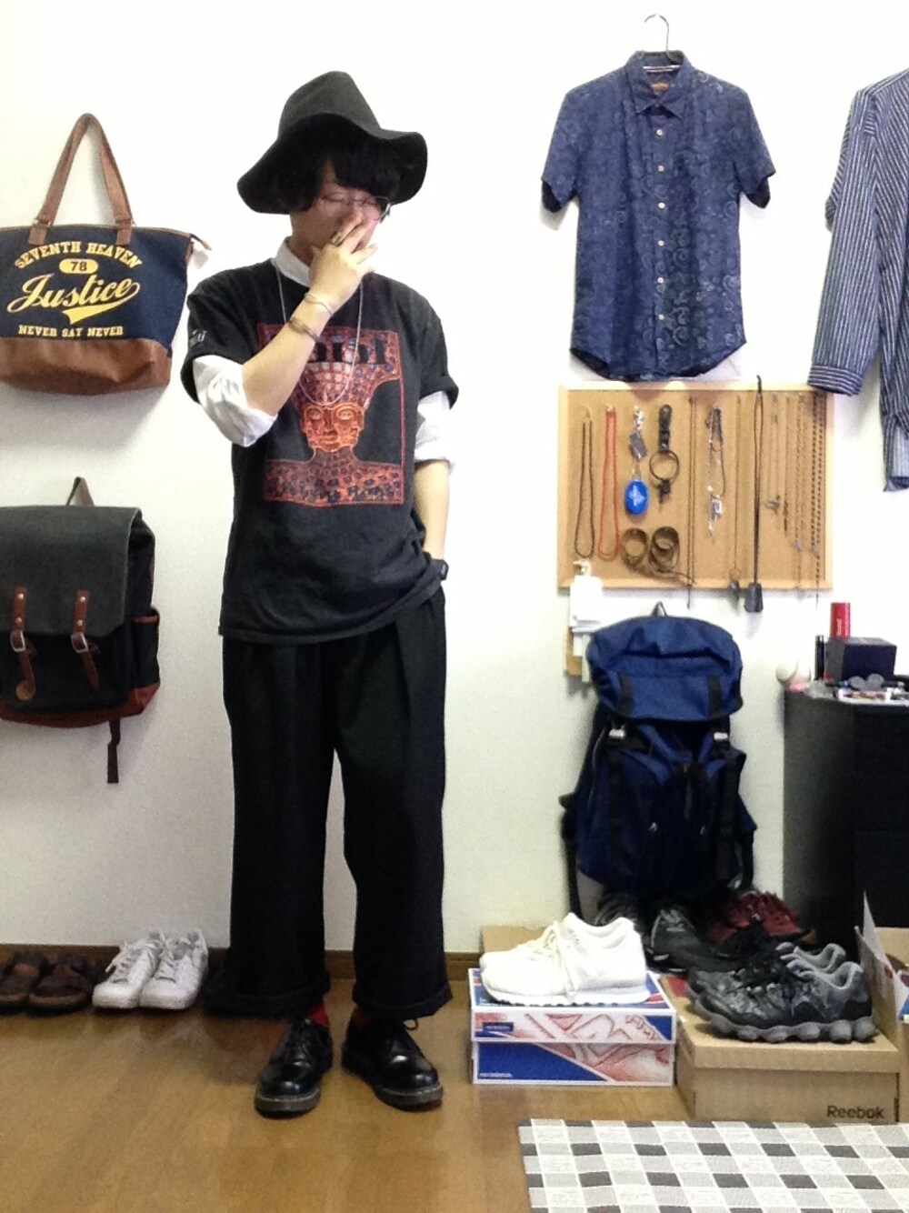 「バンドT、丸メガネ、お気に入りのTシャツ、帽子×メガネ、スラックス、ワイドパンツ、ハット、モノトーン、【CANDY＋】、草食系男子」｜「不明のused ToolバンドT（Tシャツ/カットソー、ブラック系）」を使った、おっくんさん（メンズ・164cm）の春コーディネートの1枚目の写真