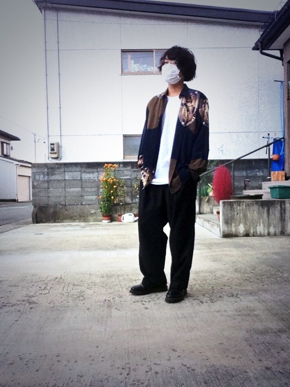 「古着、used、古着MIX、柄シャツ、Dr.Martens、白Tシャツ、革靴、丸メガネ、ワイドパンツ、モノトーン」｜「HAREのワイドスラックス（スラックス、ブラック系）」を使った、おっくんさん（メンズ・165cm）の春コーディネートの1枚目の写真