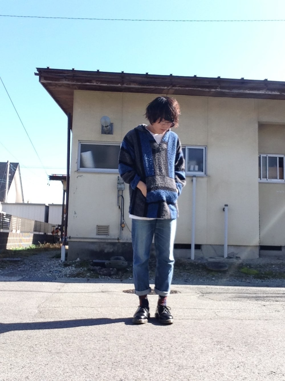 「used、古着、古着MIX、革靴、丸メガネ、メキシカンパーカー、デニム、Dr.Martens、パーカー、ロールアップ」｜「SHIPSのusedデニム（デニムパンツ、ブルー系）」を使った、おっくんさん（メンズ・165cm）の春コーディネートの1枚目の写真
