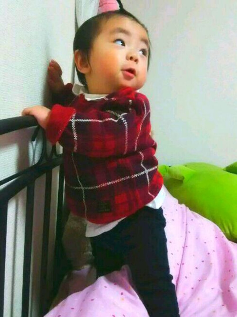 レッド系のスウェット、ブラック系のその他パンツ、ホワイト系のシャツ/ブラウスを着用したキッズの冬コーディネートの1枚目の写真