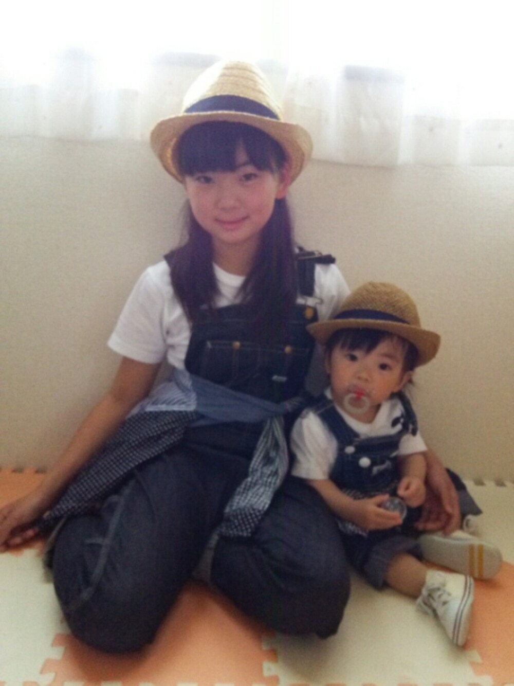 ブルー系のサロペット/オーバーオール、その他のシャツ/ブラウス、ホワイト系のTシャツ/カットソーを着用したキッズの春コーディネートの1枚目の写真