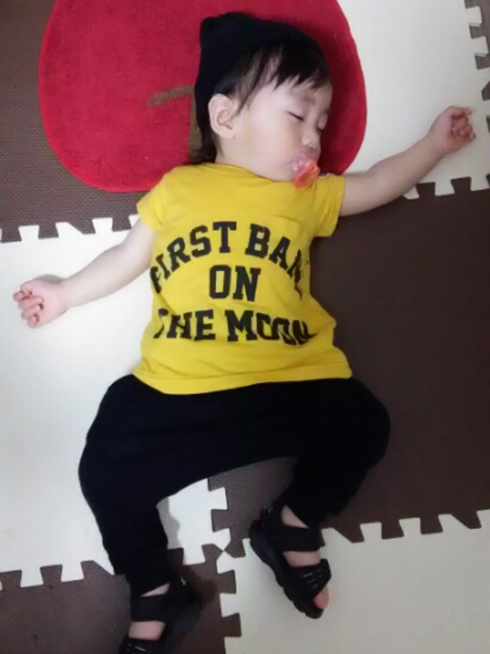 イエロー系のTシャツ/カットソー、ブラック系のサンダル、ブラック系のその他パンツを着用したキッズの夏コーディネートの1枚目の写真