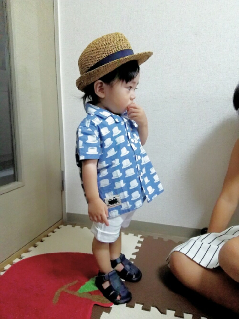 ブルー系のサンダル、ホワイト系のパンツ、ブルー系のシャツ/ブラウスを着用したキッズの夏コーディネートの1枚目の写真