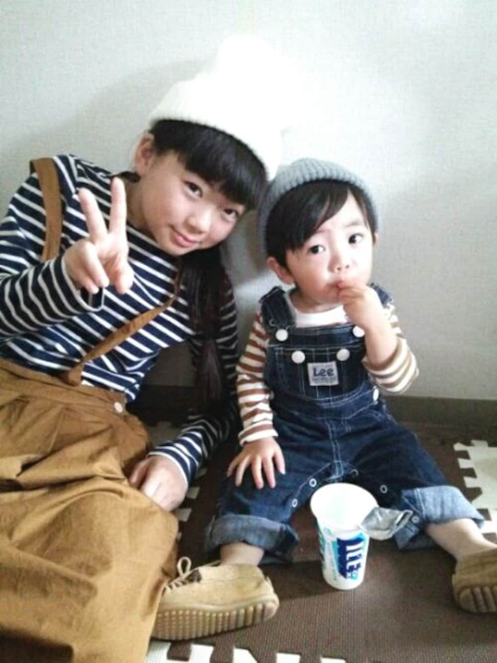 その他のTシャツ/カットソー、ベージュ系のモカシン/デッキシューズ、ブルー系のサロペット/オーバーオールを着用したキッズの秋コーディネートの1枚目の写真