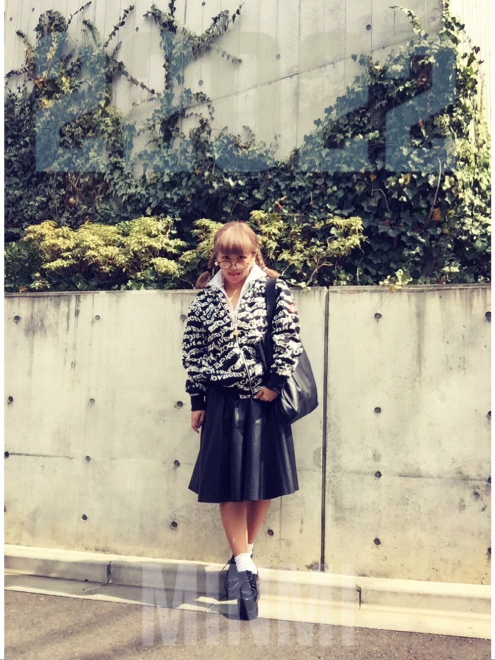 「CE、モノトーンコーデ、アラレちゃん、パールアクセ、レザースカート、ソックス、ソックスコーデ、フレアスカート、ホワイトソックス」｜「CEのアイテム（ノーカラージャケット、ブラック系）」を使った、MINMIさん（レディース・155cm）の春コーディネートの1枚目の写真