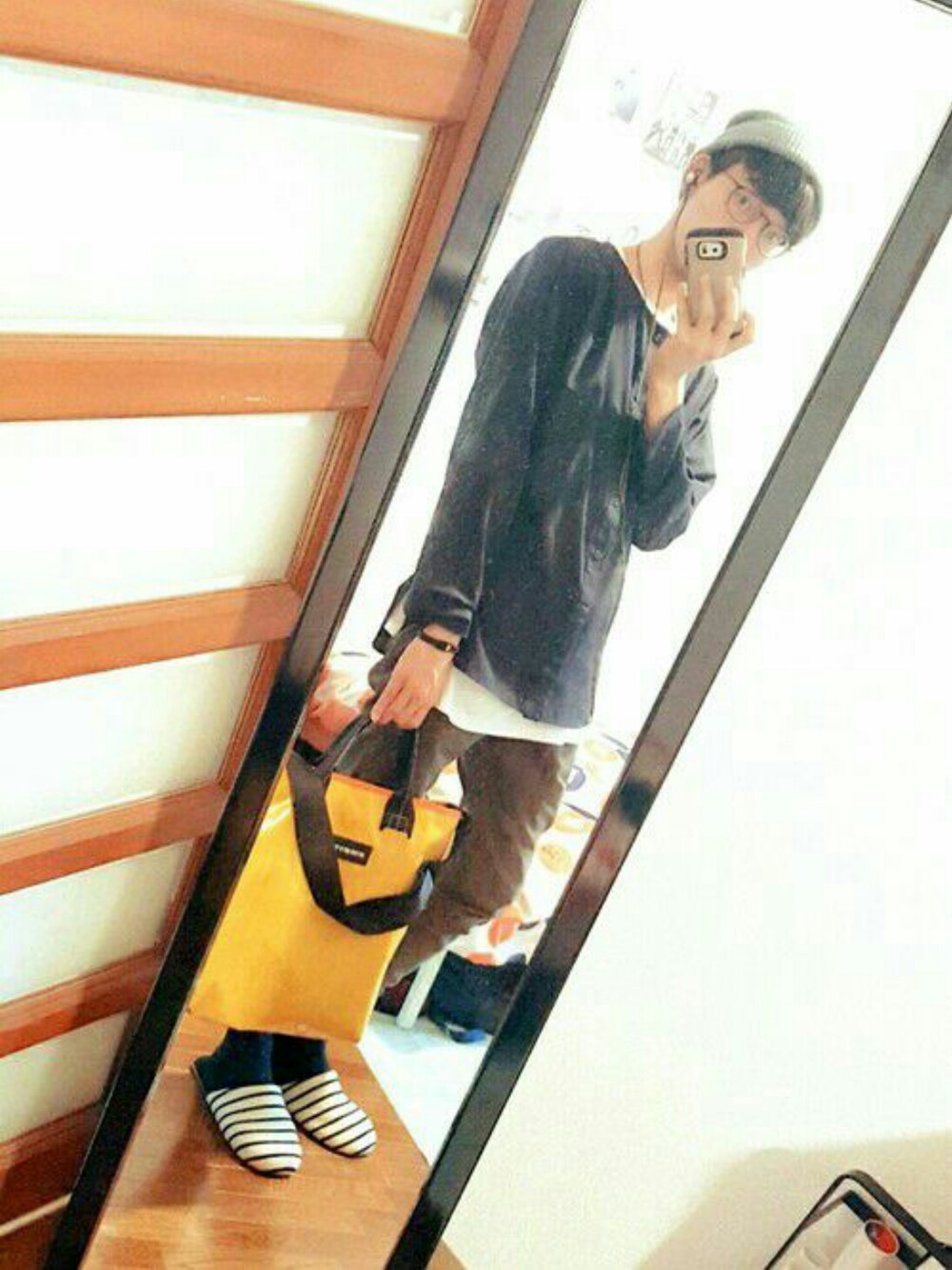 グリーン系のその他パンツ、ホワイト系のTシャツ/カットソー、グレー系のニットキャップ/ビーニーを着用したメンズの春コーディネートの1枚目の写真