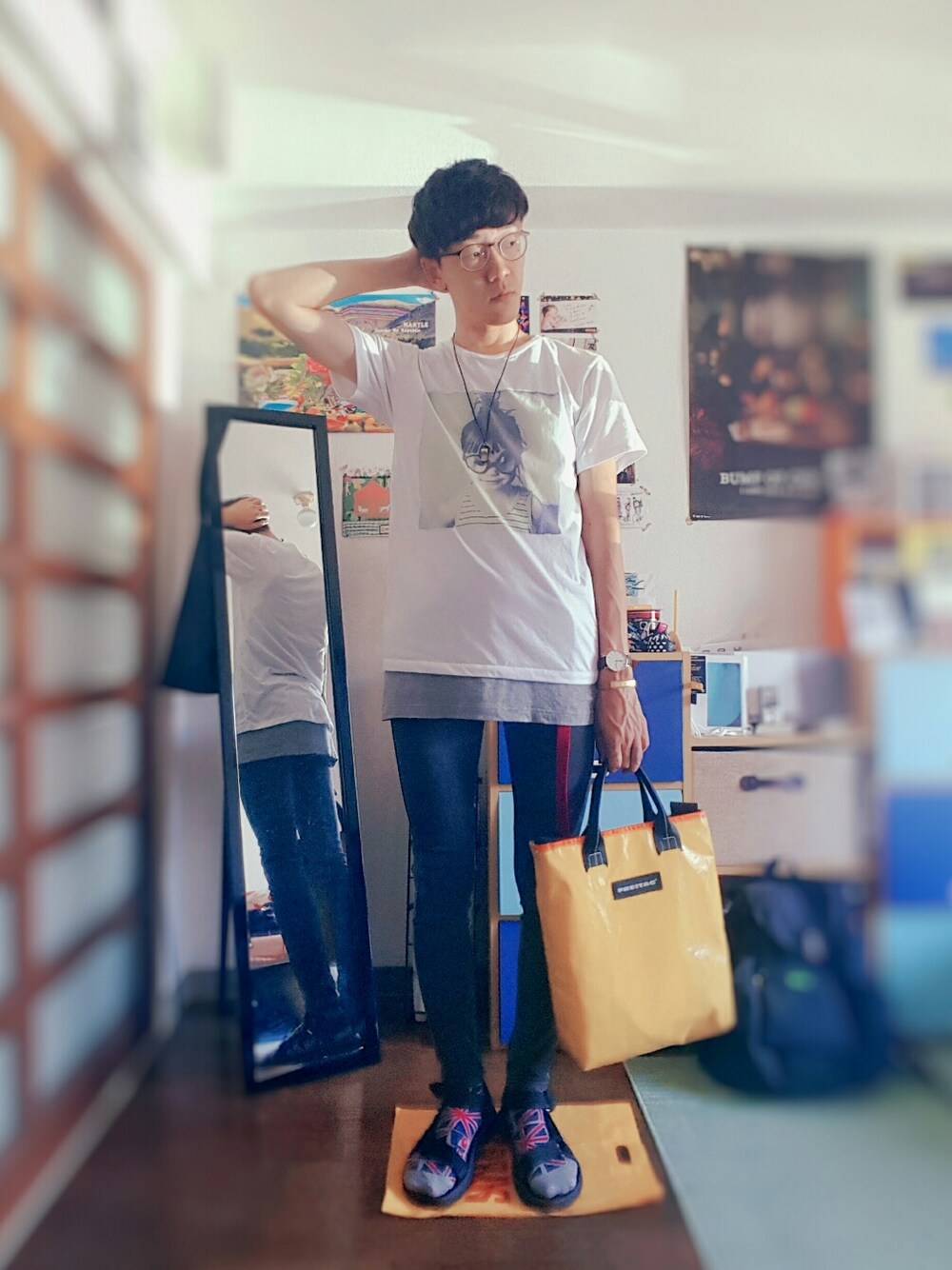 「ゆるコーデ、Tシャツ×デニム、痛めてるポーズ、まだまだ暑い、人生リライトしたい、ｺﾞｯﾁのあのﾊﾟ-ﾏには反対です←、ヒトカラ、ちなみに3時間、えぇ、一人ですよ…、このまま結婚できずに死ぬ」｜「NO BLANDのタイで買いました。（Tシャツ/カットソー、ホワイト系）」を使った、おーはしくんさん（メンズ・173cm）の夏コーディネートの1枚目の写真