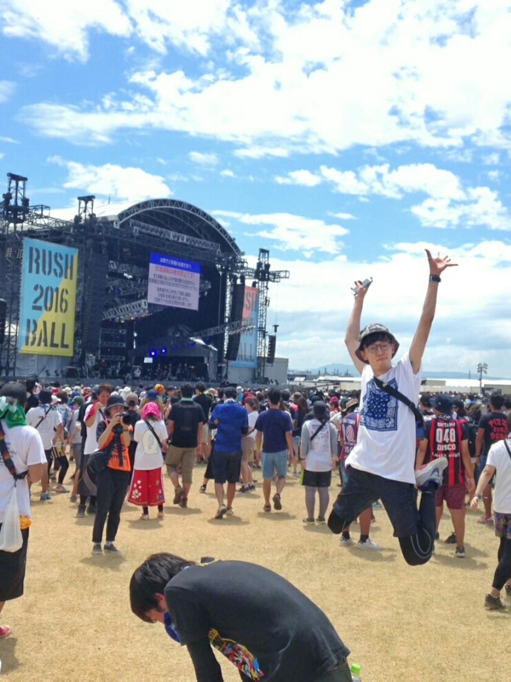 「RUSH BALL、ｽﾀｯﾌさんにおもっきり撮られてる、僕の夏が終わりました、君の名は。、最高かよ、連休有意義すぎ、社畜の休日、映画は一人で観るモノ、嘘です、僻みです、このまま結婚できずに死ぬ」｜「THRASHERのリバーシブルバケットハット（ハット、グレー系）」を使った、おーはしくんさん（メンズ・173cm）の夏コーディネートの1枚目の写真