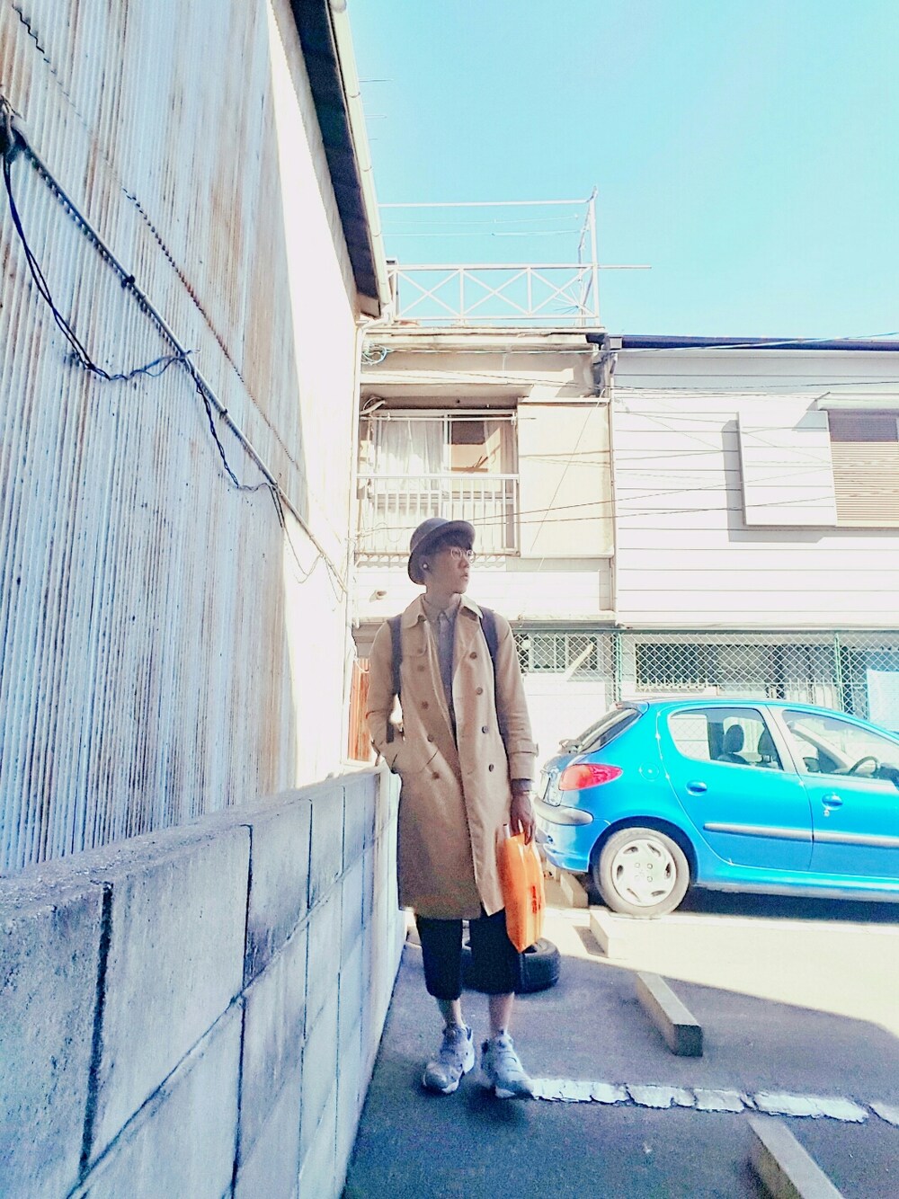 「お外でパシャリ、トレンチコート、はじめました、きのこ帝国、ラブリーサマーちゃん、今日の夕焼け、センチになるよね、なんせカップルよく見た、相手いません、このまま結婚できずに死ぬ」｜「CIAOPANICのI HAVE LOVE シャツ 試作品？（Tシャツ/カットソー、グレー系）」を使った、おーはしくんさん（メンズ・173cm）の秋コーディネートの1枚目の写真