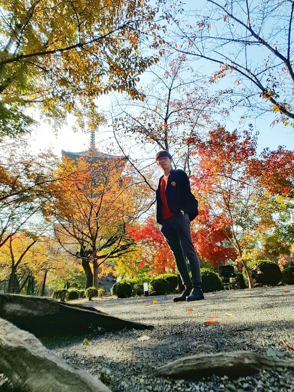 「キレイめ、オトナカジュアル、ジャケット、セーター、秋コーデ、紅葉、僕自身が紅葉になることだ、コーデに力を入れていないのがバレる、スタイリッシュ自撮り、社畜の休日」｜「CIAOPANICの《WEB限定》チェックワッペンテーラー（テーラードジャケット、ブラック系）」を使った、おーはしくんさん（メンズ・173cm）の秋コーディネートの1枚目の写真