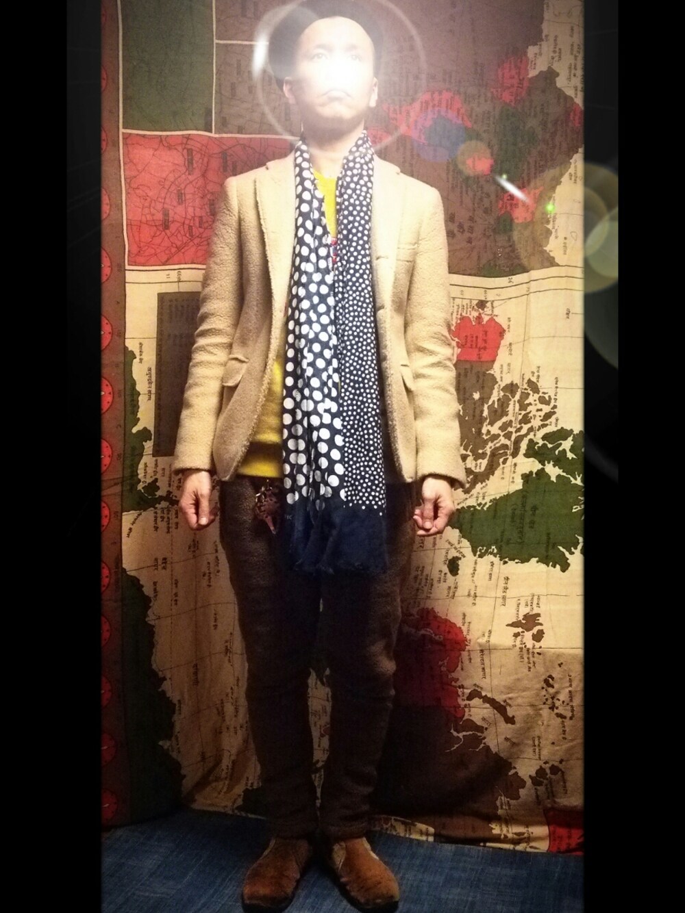 ブラウン系のその他パンツ、イエロー系のスウェット、その他のキーホルダーを着用したメンズの冬コーディネートの1枚目の写真