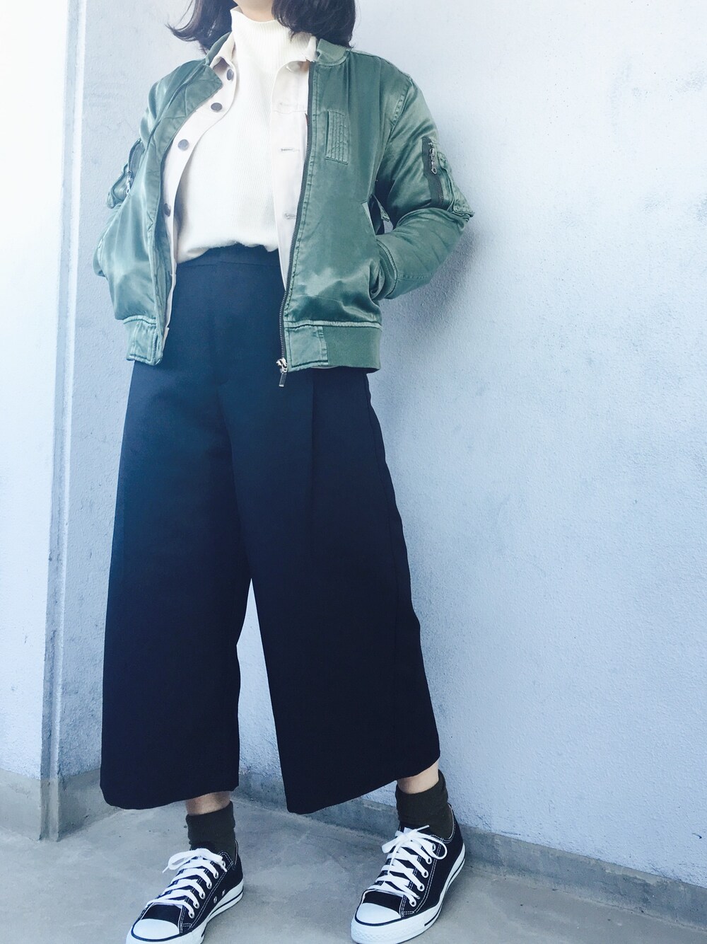 「MA-1、白デニムジャケット、タートルネックニット、シンプル、ワイドパンツ」｜「BEAMS BOYのアイテム（スタジャン、グリーン系）」を使った、muraさん（レディース・153cm）の冬コーディネートの1枚目の写真