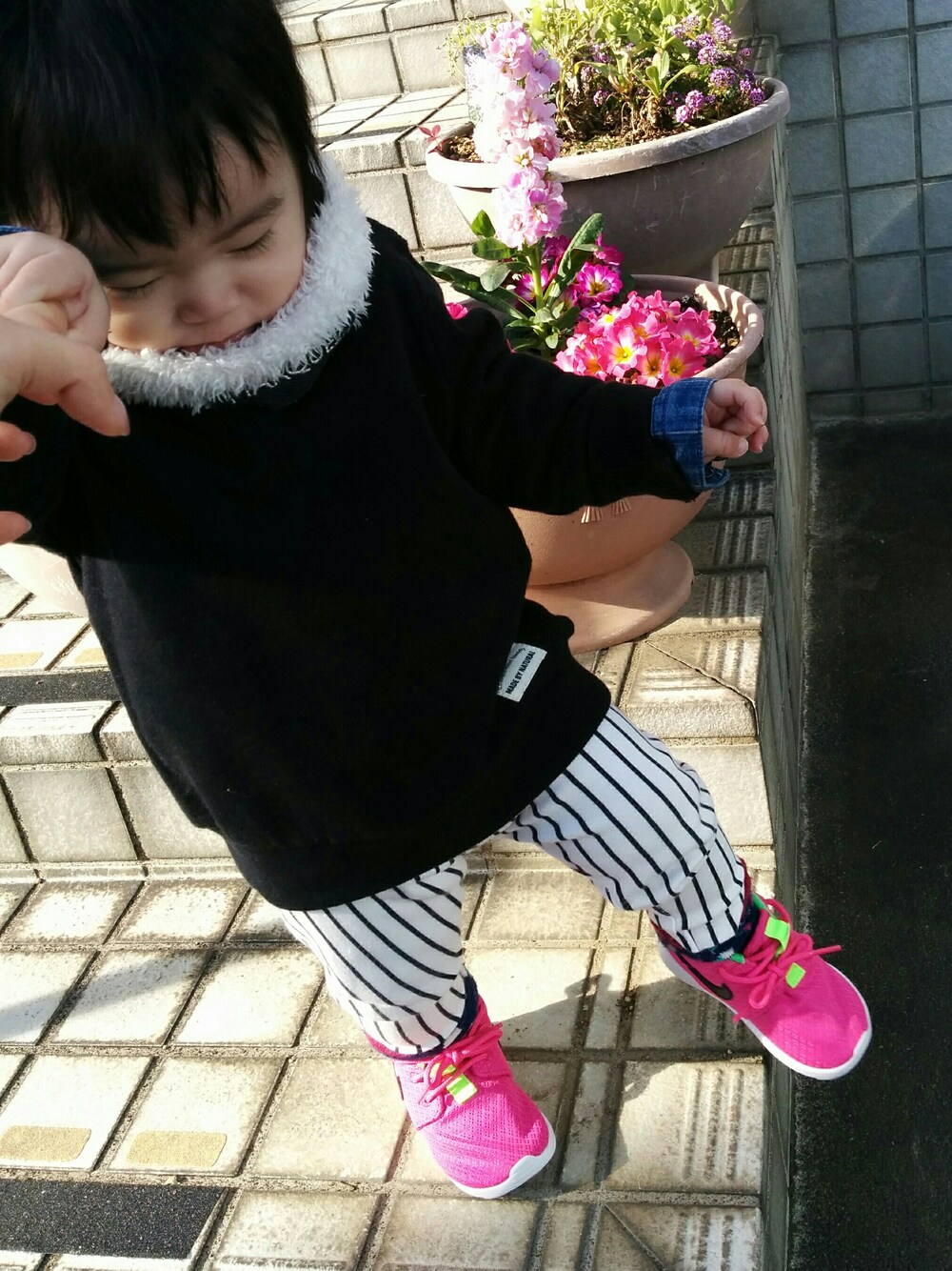 「母と娘、Nikebaby、ナイキ、スウェット、ベビーシューズ、女の子コーデ、０歳、レギパン」｜「UNIQLOのアイテム（レギンス/スパッツ、ホワイト系）」を使った、♥CHAO♥さん（キッズ・70cm）の冬コーディネートの1枚目の写真