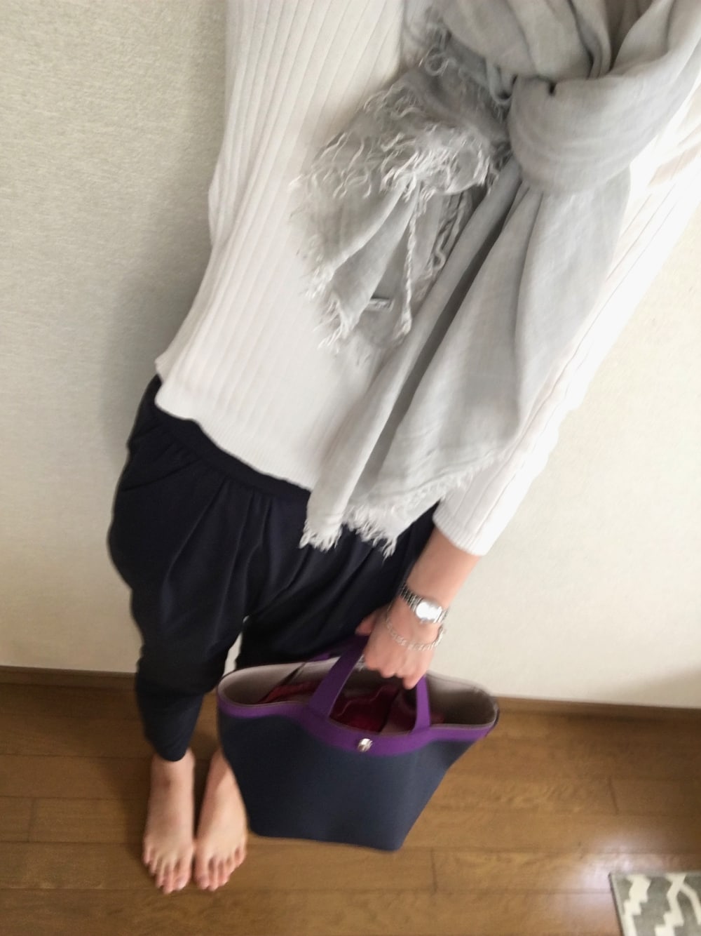 ホワイト系のニット/セーター、ブルー系のその他パンツ、ブルー系のトートバッグを着用したレディースの春コーディネートの1枚目の写真