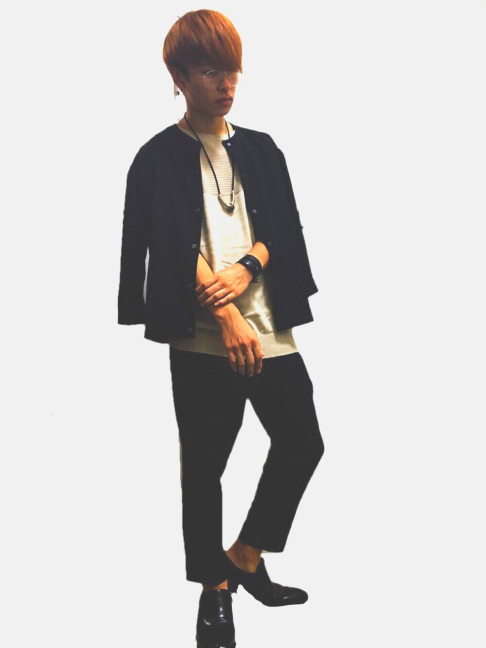 ブラック系のノーカラージャケット、ブラック系のスラックス、ベージュ系のニット/セーターを着用したメンズの夏コーディネートの1枚目の写真