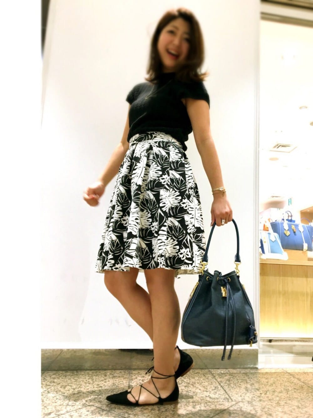 「Samantha Thavasa、デニムバッグ、レースアップシューズ、モノトーン、スカート、ootd、ボタニカル柄」｜「MOUSSYのアイテム（ニット/セーター、ブラック系）」を使った、mocoさん（レディース・164cm）の春コーディネートの1枚目の写真