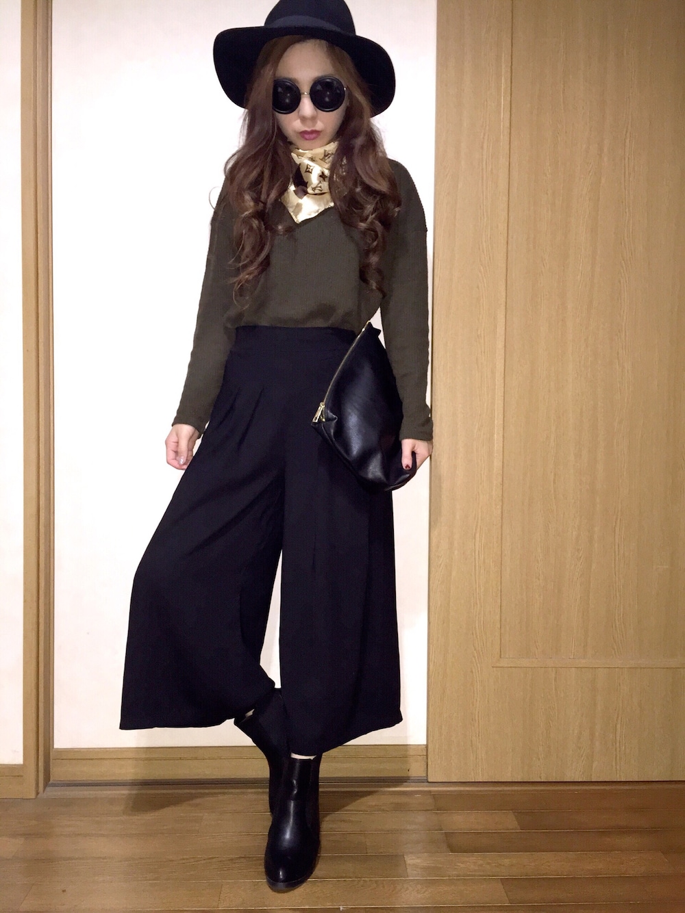 「ガウチョパンツ、スモーキーカラー、ツバ広ハット、LouisVuitton、サイドゴアブーツ」｜「LOUIS VUITTONのアイテム（マフラー、ベージュ系）」を使った、Reikaさん（レディース・152cm）の秋コーディネートの1枚目の写真
