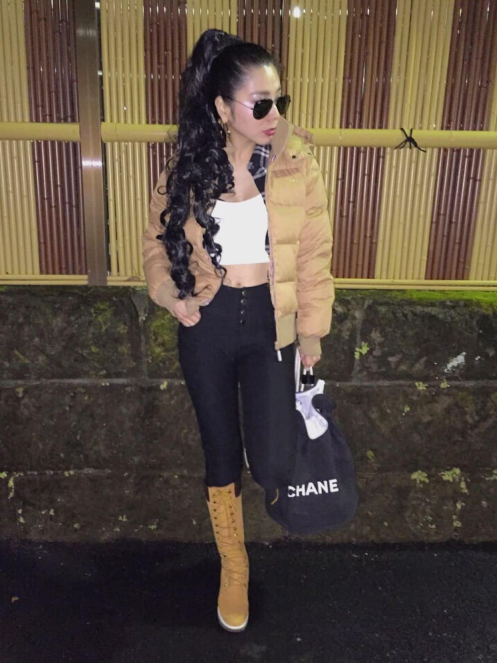 「休日スタイル、レイヤードスタイル、Timberland、ブーツ、クロップドトップス、シンプル」｜「Ray-Banのアイテム（サングラス、ブラック系）」を使った、Reikaさん（レディース・152cm）の冬コーディネートの1枚目の写真