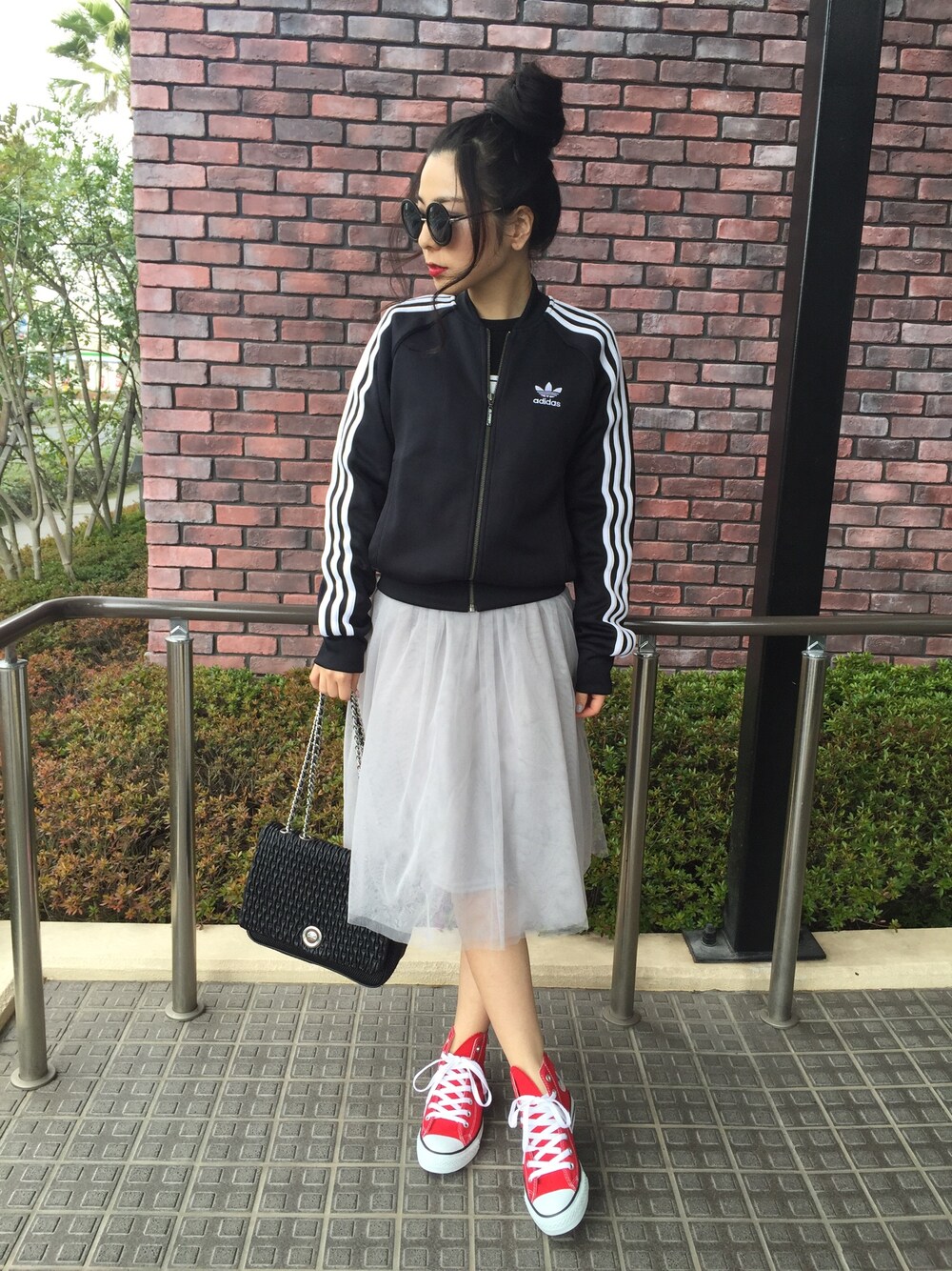 「オトナカジュアル、スニーカー、outfit、春コーデ、シンプルコーデ、コンバース、adidas、アディダス」｜「adidasの【adicolor】オリジナルス トラックトップジャージ[SUPERGIRL TRACK TOP]（ジャージ、ブラック系）」を使った、Reikaさん（レディース・152cm）の春コーディネートの1枚目の写真