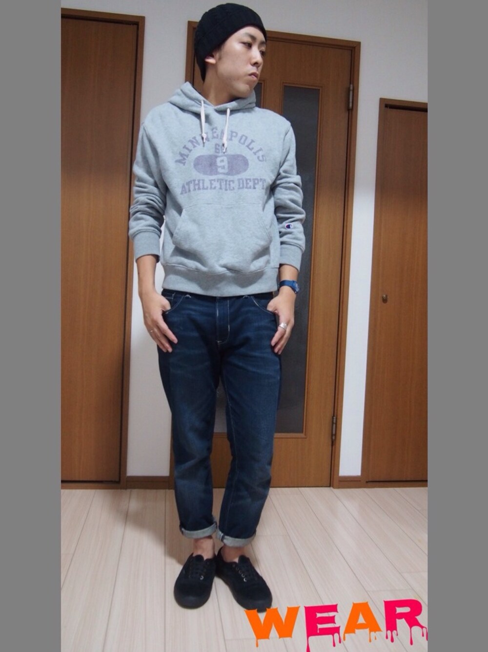 「グレーのパーカー、チャンピオン、クロップドパンツ、デニム、ニット帽、ちょっとそこまで、アメカジ、部屋撮り」｜「Championのアイテム（パーカー、グレー系）」を使った、ばーど。さん（メンズ・171cm）の秋コーディネートの1枚目の写真