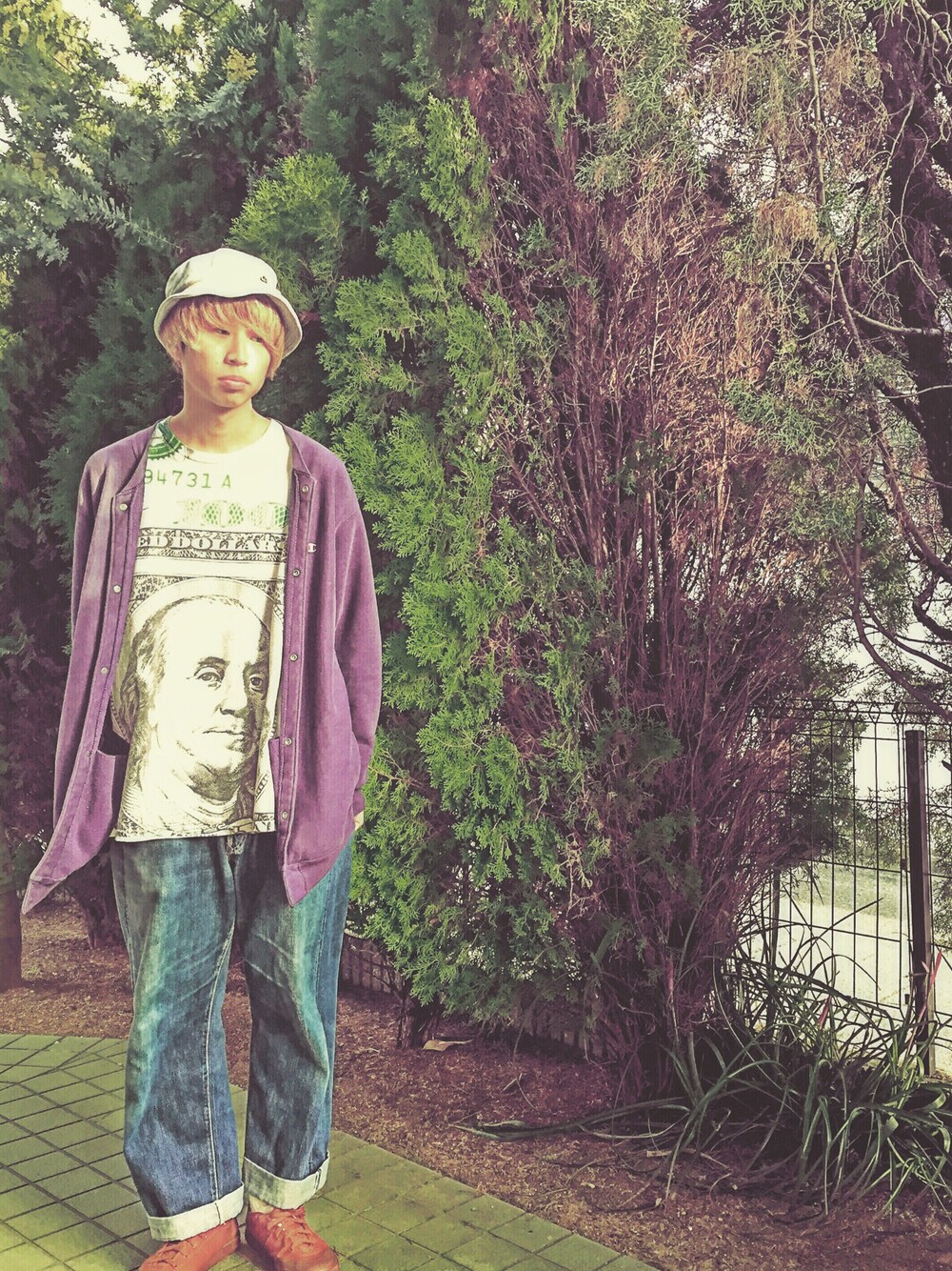 ブルー系のブルゾン、ホワイト系のTシャツ/カットソー、ブルー系のデニムパンツを着用したメンズの春コーディネートの1枚目の写真