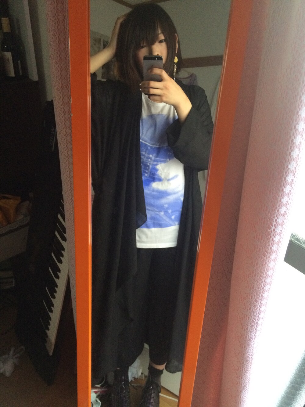 「LAD MUSICIAN、Etw.Vonneguet、Dr.Martens、ガウチョパンツ」｜「LAD MUSICIANのU-NECK PRINT T-SHIRT（Tシャツ/カットソー、ホワイト系）」を使った、きゅうさん（レディース・162cm）の春コーディネートの1枚目の写真