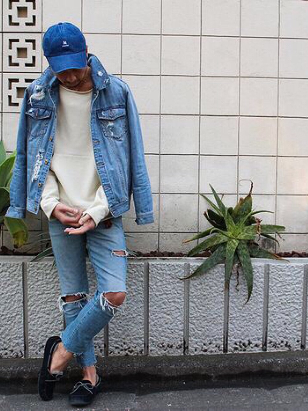 「ootd、montley 、denim、crashdenim、UGG、low cap、indigo、spring、春コーデ」｜「esptokyoのアイテム（デニムジャケット、ブルー系）」を使った、HIROKIさん（メンズ・176cm）の春コーディネートの1枚目の写真