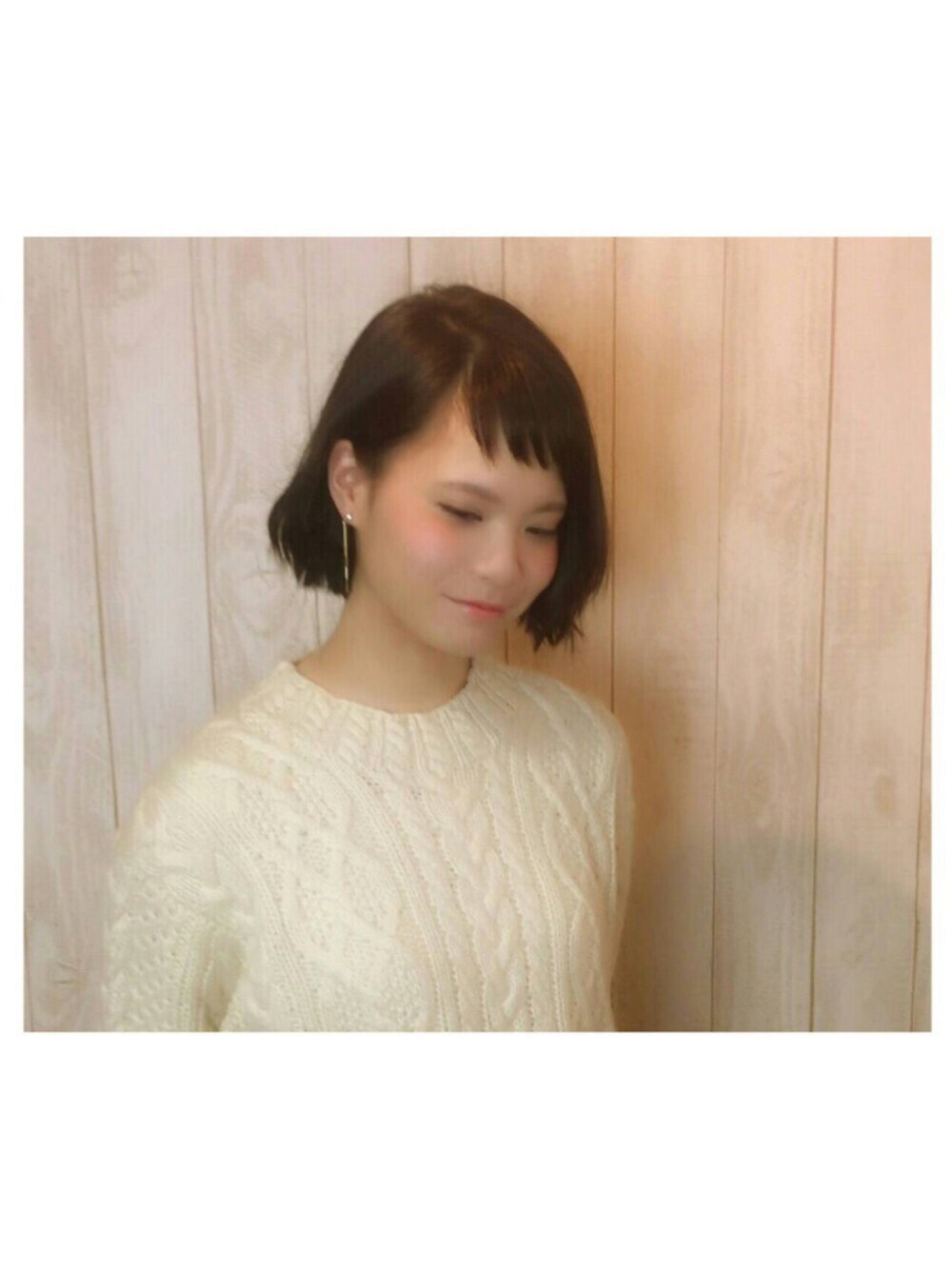「アシメバンク、asymmetry bangs、short hair、short bob、baby bangs」｜「古着のアイテム（ニット/セーター、ホワイト系）」を使った、m a n a ❥❥さん（レディース・153cm）の冬コーディネートの1枚目の写真