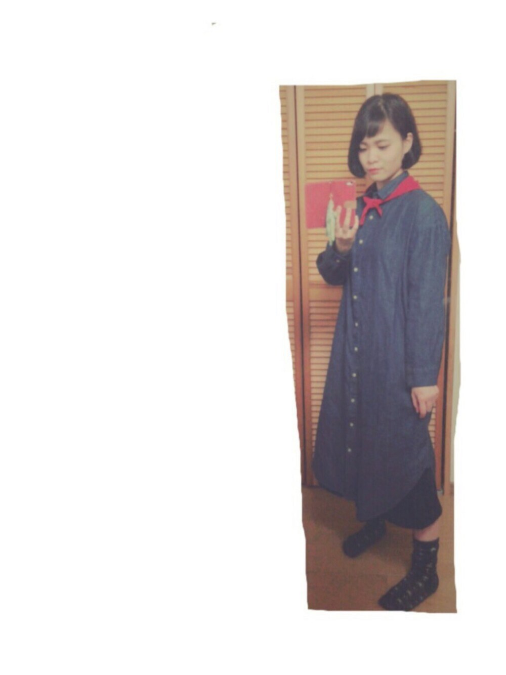 「春コーデ、long shirt onepeace、denim、DENIM SHIRT、ロングシャツワンピース、バンダナ、赤バンダナ、simple、Spring Coordinate、デニムシャツワンピース」｜「niko and...のブロークンデニムワークワンピース【niko and...】（シャツワンピース、ブルー系）」を使った、m a n a ❥❥さん（レディース・153cm）の冬コーディネートの1枚目の写真
