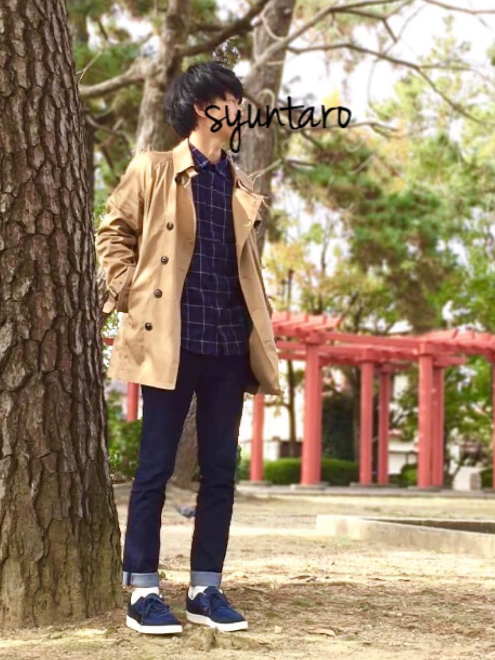 ベージュ系のトレンチコート、ブルー系のシャツ/ブラウス、ブルー系のデニムパンツを着用したメンズの秋コーディネートの1枚目の写真