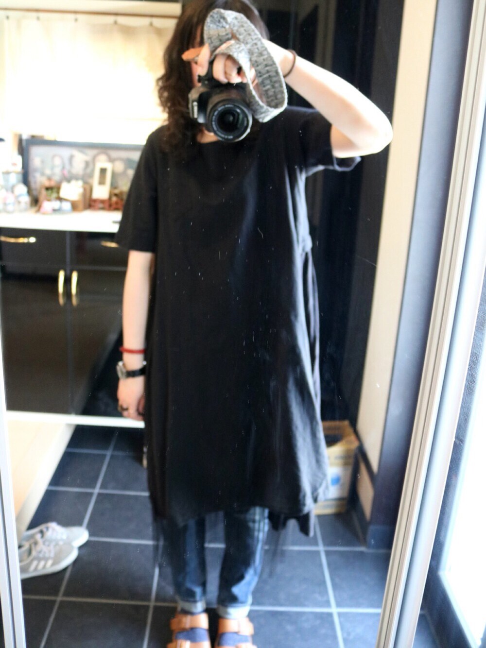 「studio clip、IamI in fact…、IamI、birkenstock、半袖、ドラフトBS」｜「studio CLIPのコットンリネン×ボイル切り替えクルーネックワンピース（ワンピース、ブラック系）」を使った、彩花さん（レディース・175cm）の春コーディネートの1枚目の写真