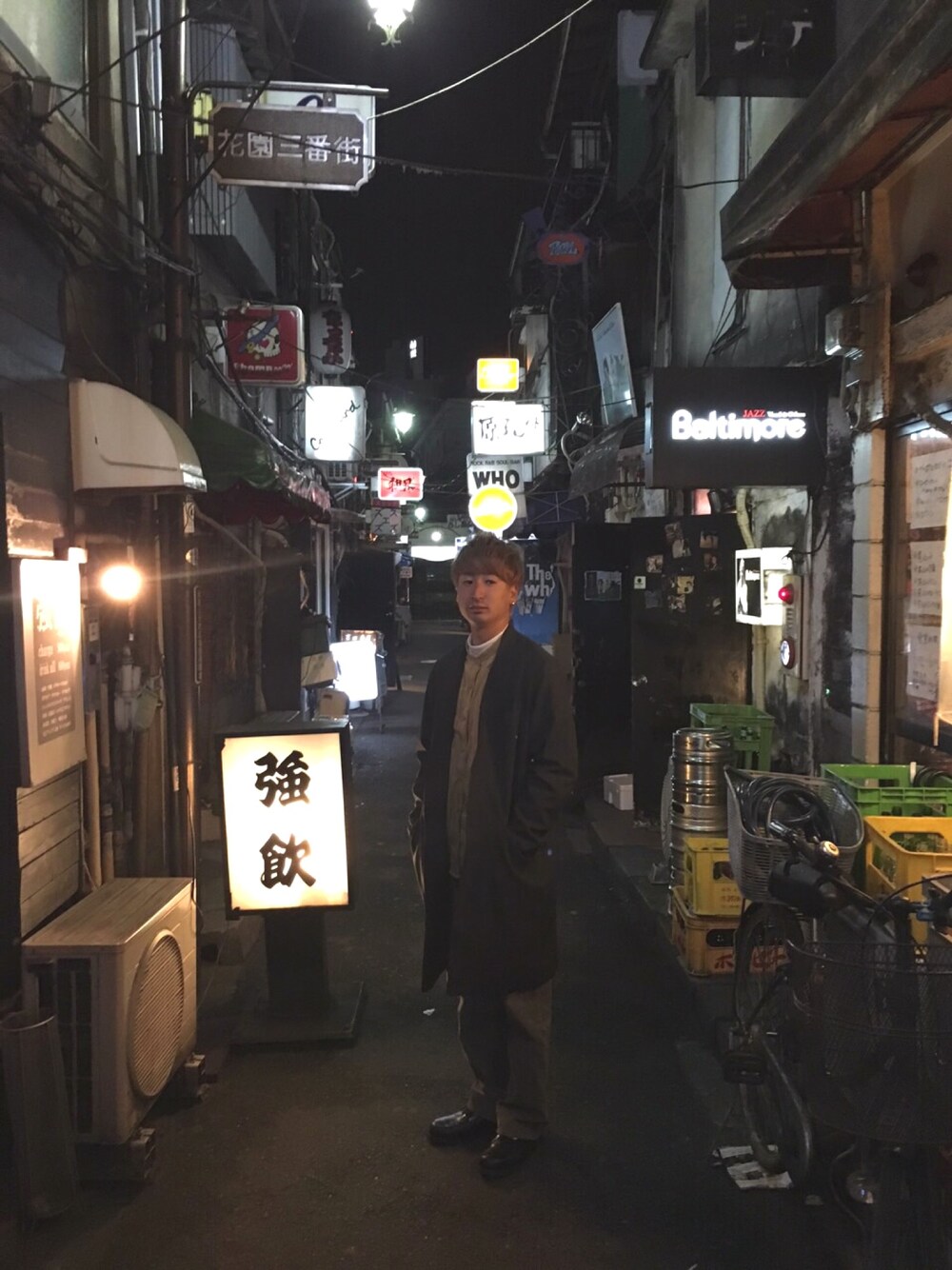 「歌舞伎町、ノーカラーシャツ、新宿、凪、シンプル、古着MIX」｜「HAREのアイテム（トレンチコート、グレー系）」を使った、T-laxさん（メンズ・165cm）の春コーディネートの1枚目の写真