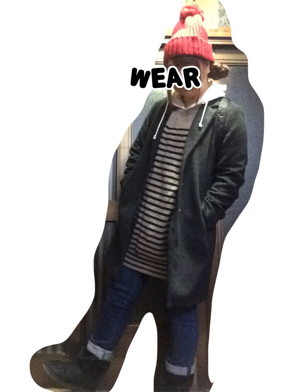 グレー系のチェスターコート、ブルー系のデニムパンツ、ホワイト系のシャツ/ブラウスを着用したレディースの冬コーディネートの1枚目の写真