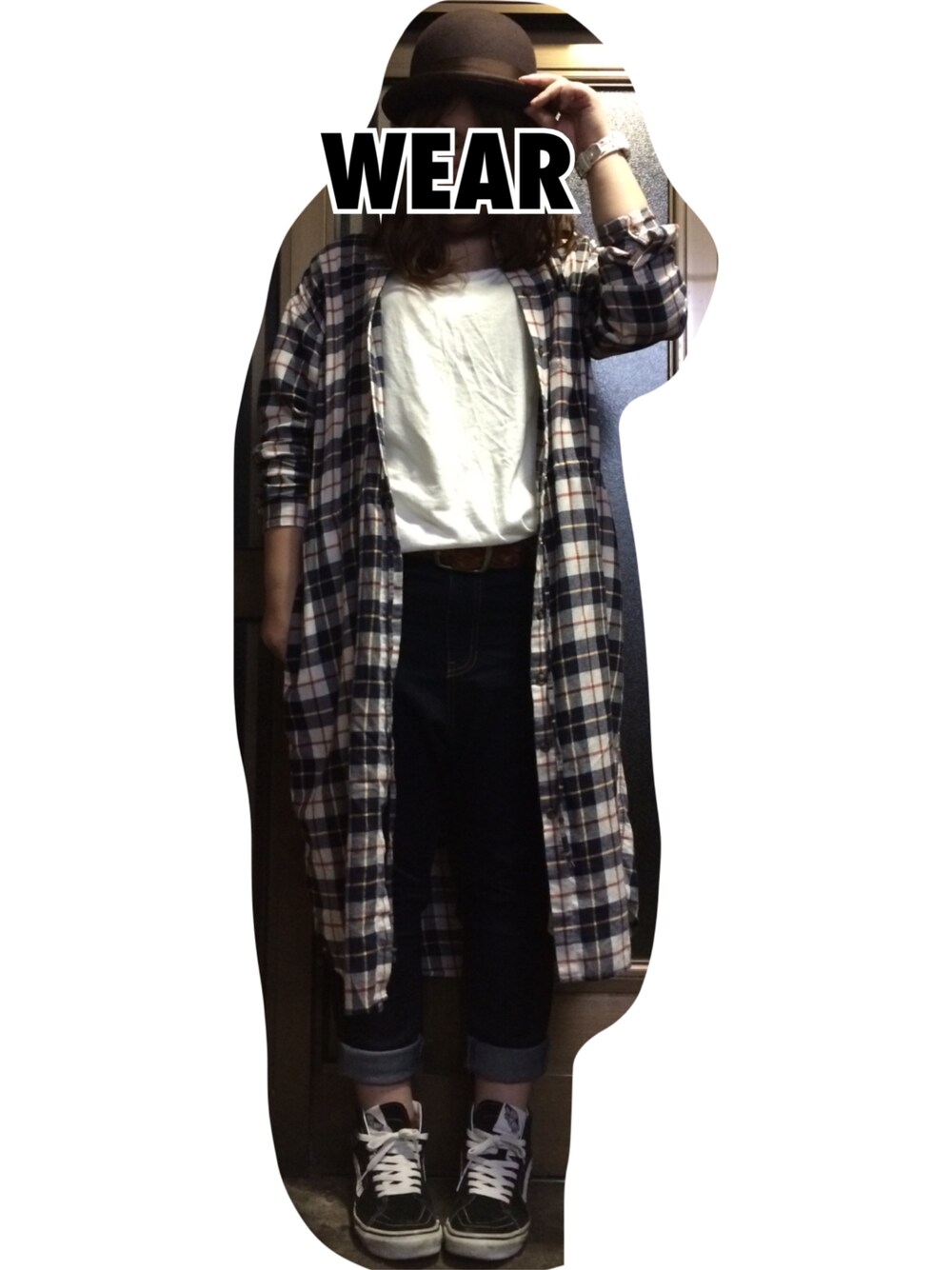 ホワイト系のシャツ/ブラウス、ブルー系のデニムパンツ、ブラック系のスニーカーを着用したレディースの秋コーディネートの1枚目の写真